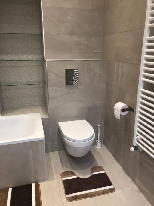 Apartament Renovated And Spacious Two-bedroom In *