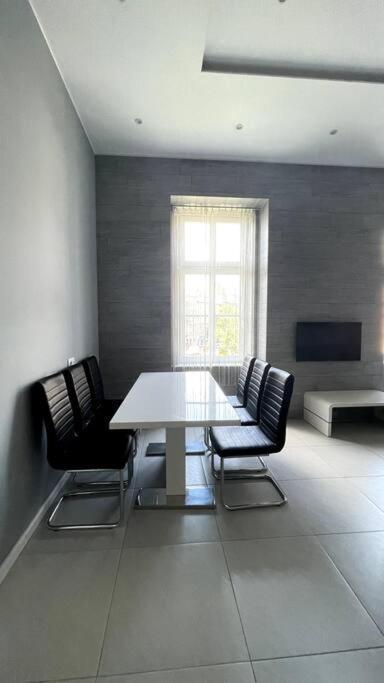 Apartament Renovated And Spacious Two-bedroom In