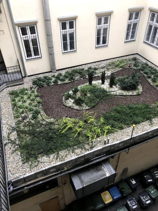 Apartman Renovated And Spacious Two-bedroom In